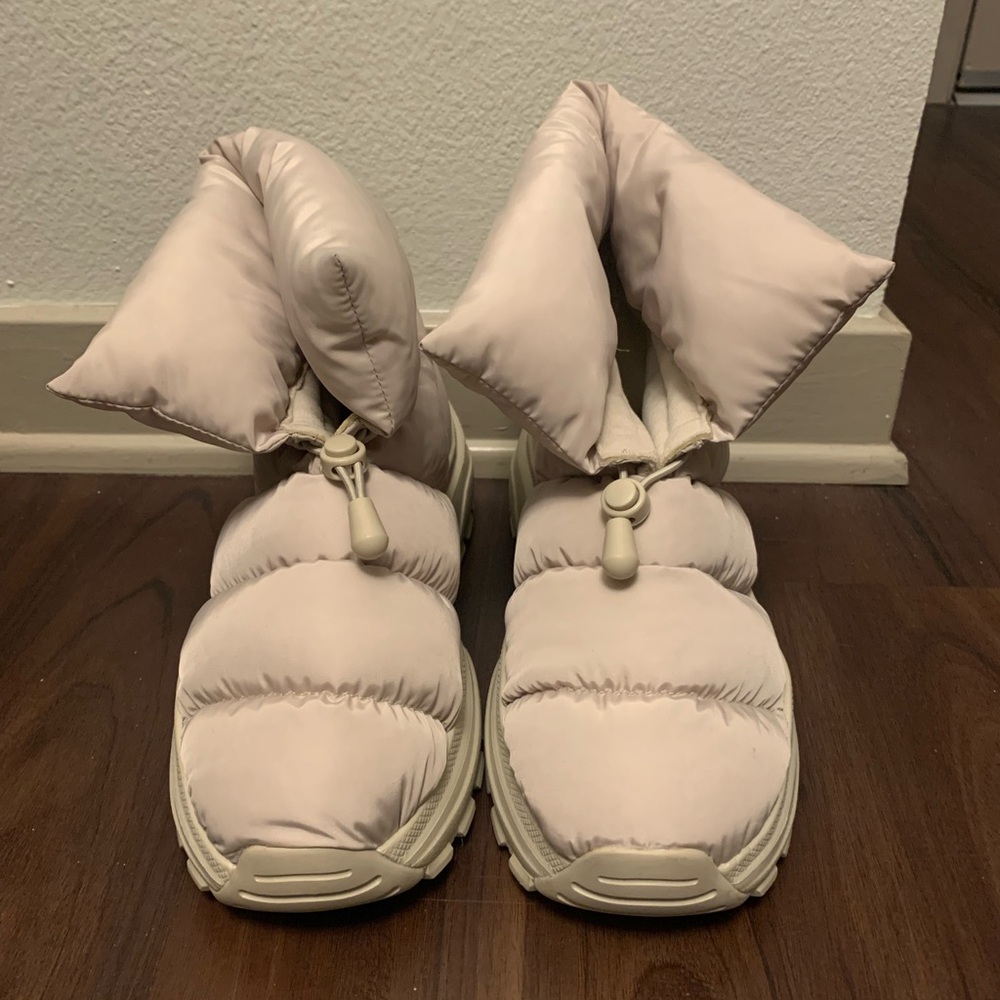H&M Women's Beige Puffer Boots